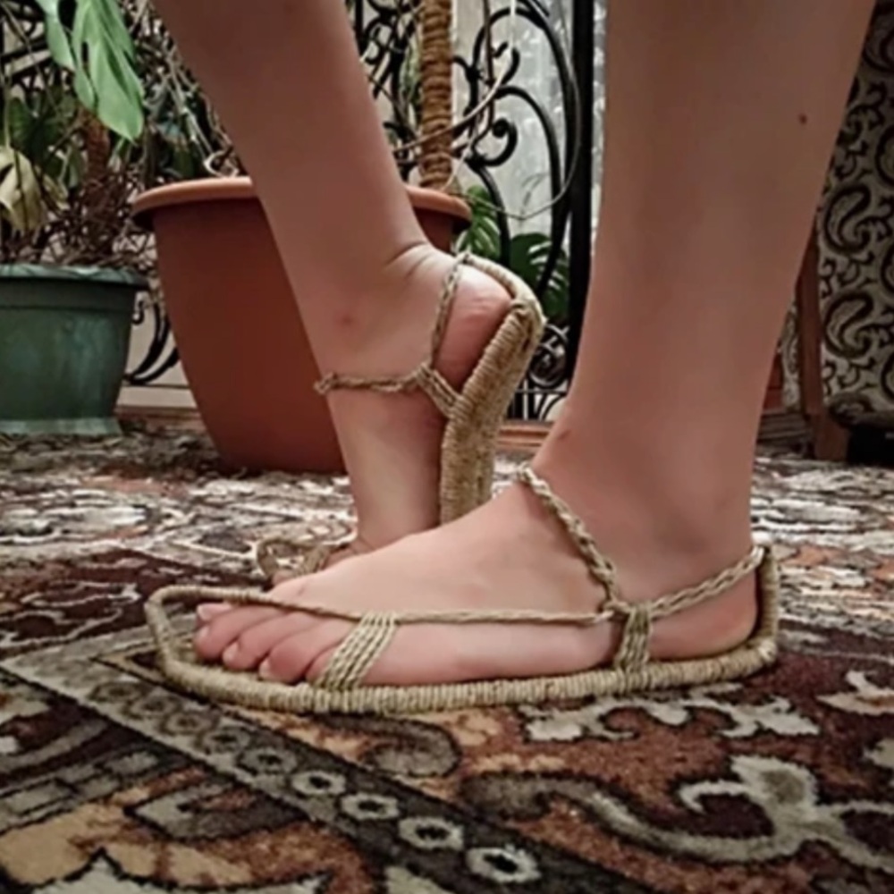 Japanese Jarycorn Straw
Sandals